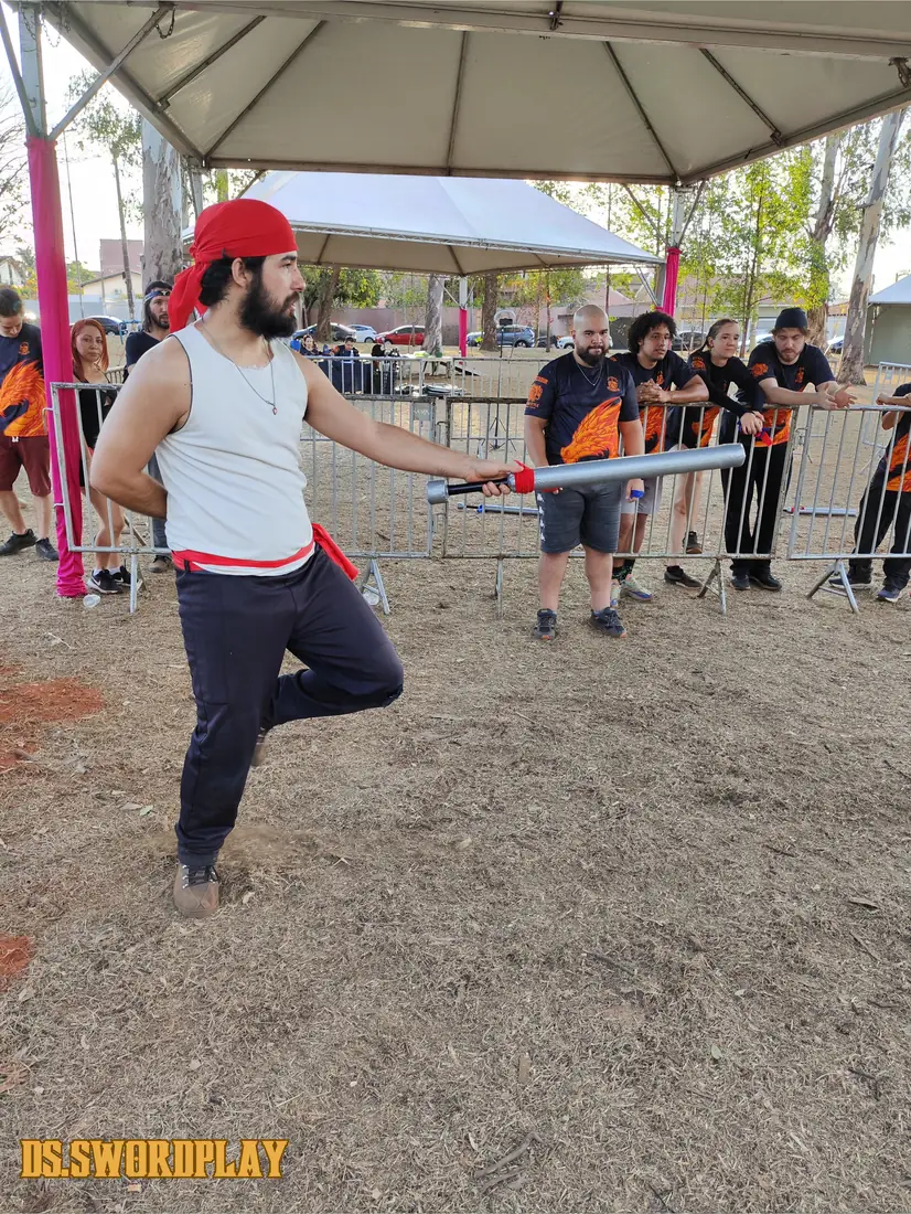 Membro em postura de combate durante treino ao ar livre