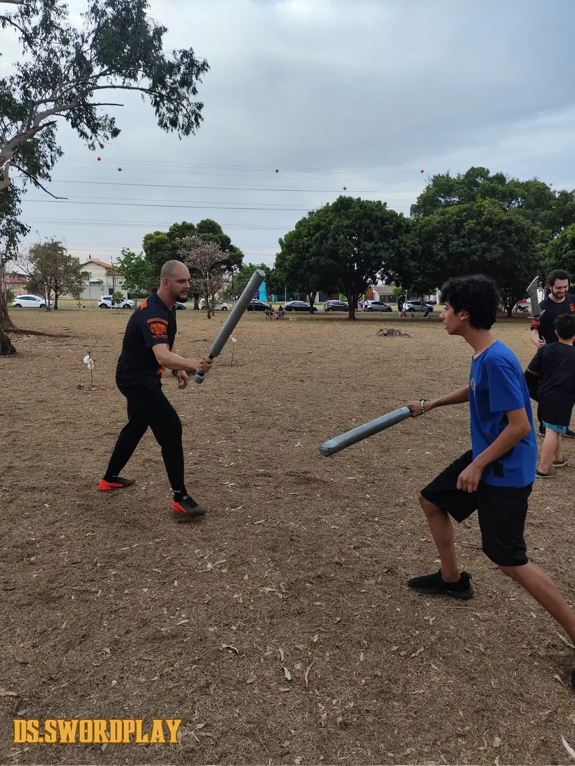 Duelo entre dois membros ao entardecer
