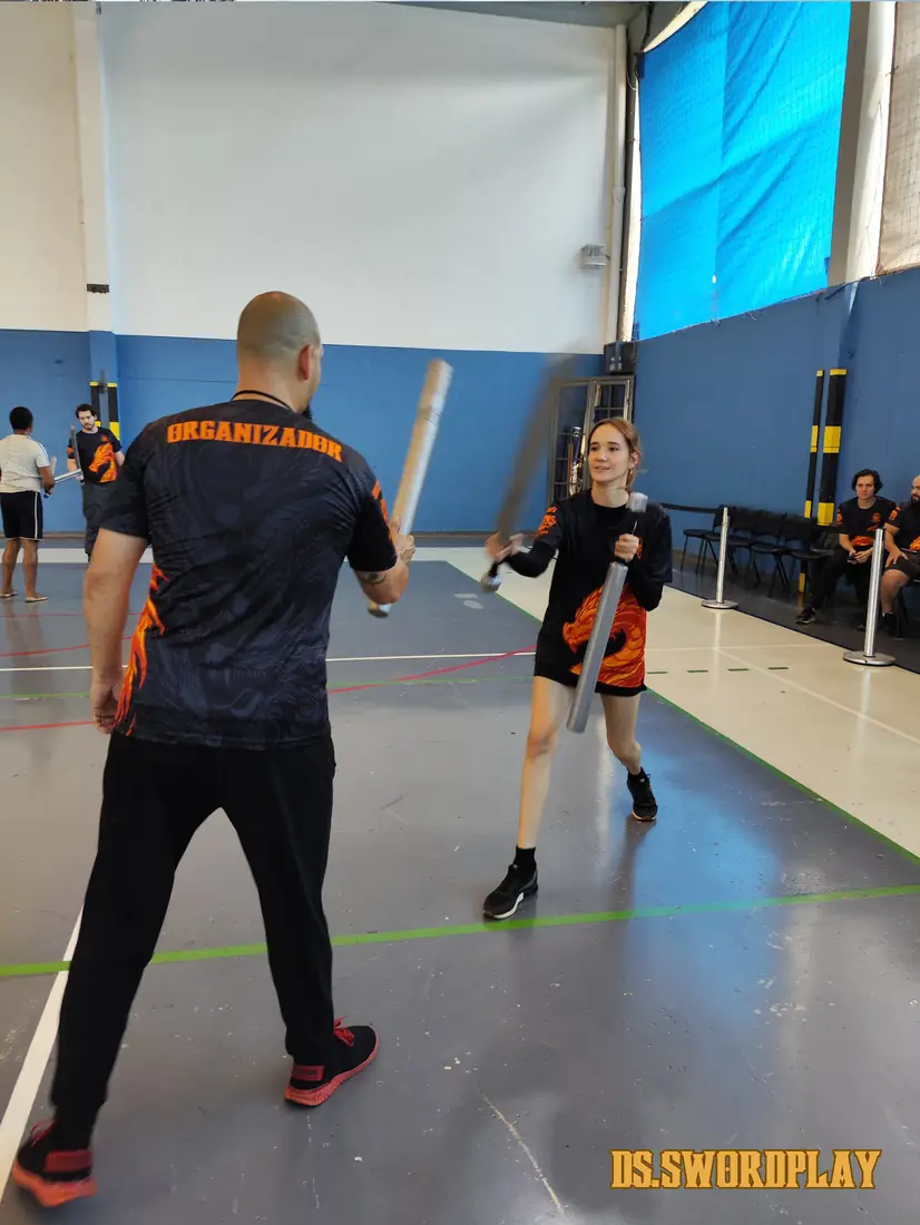 Duelo de espadas acolchoadas em treino indoor