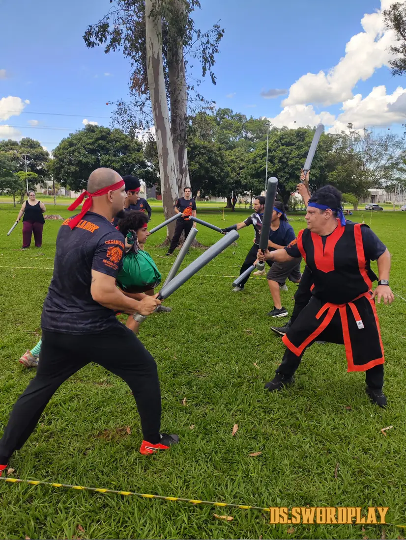 Grupo em combate simulado no gramado