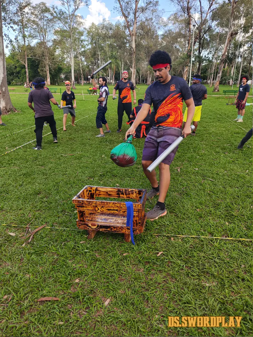 Membro treinando golpes em alvo de madeira
