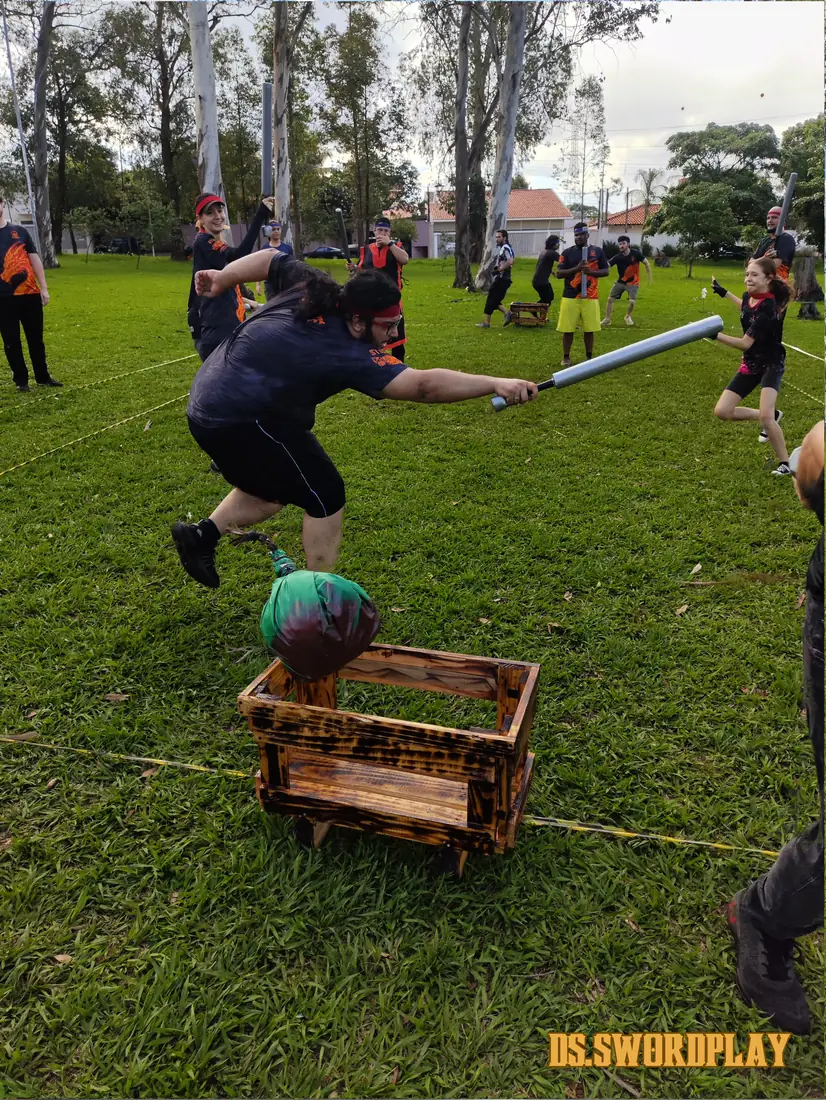 Membro saltando durante exercício de combate